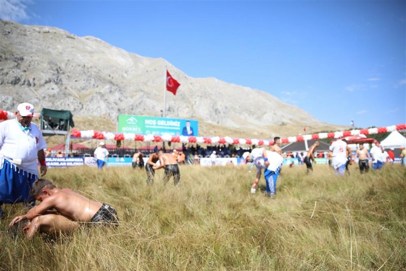 Gökbel’in başpehlivanı ali gürbüz oldu