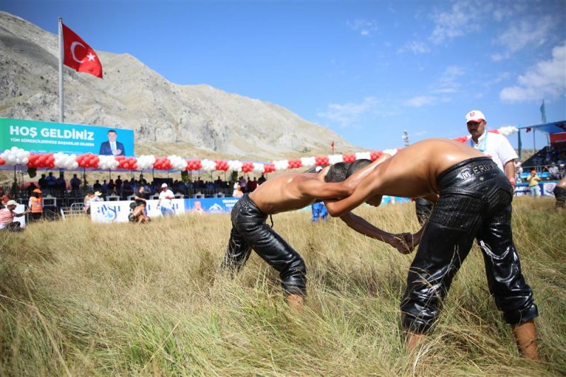 Gökbel’in başpehlivanı ali gürbüz oldu