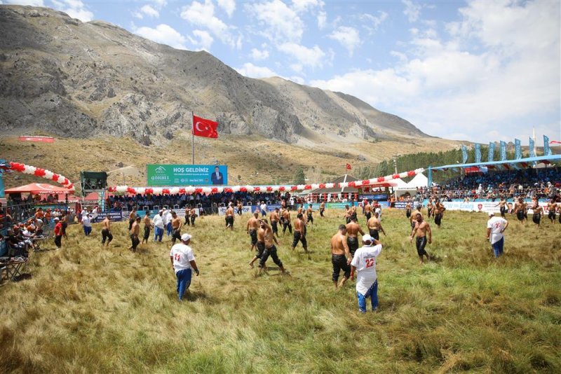 Gökbel’in başpehlivanı ali gürbüz oldu
