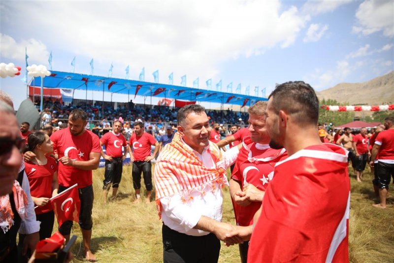 Gökbel’in başpehlivanı ali gürbüz oldu