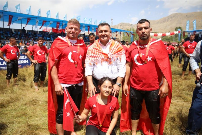 Gökbel’in başpehlivanı ali gürbüz oldu