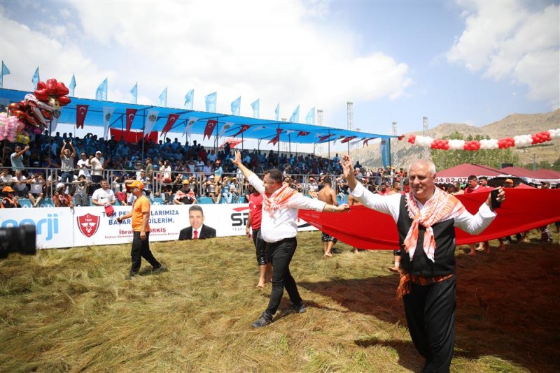 Gökbel’in başpehlivanı ali gürbüz oldu