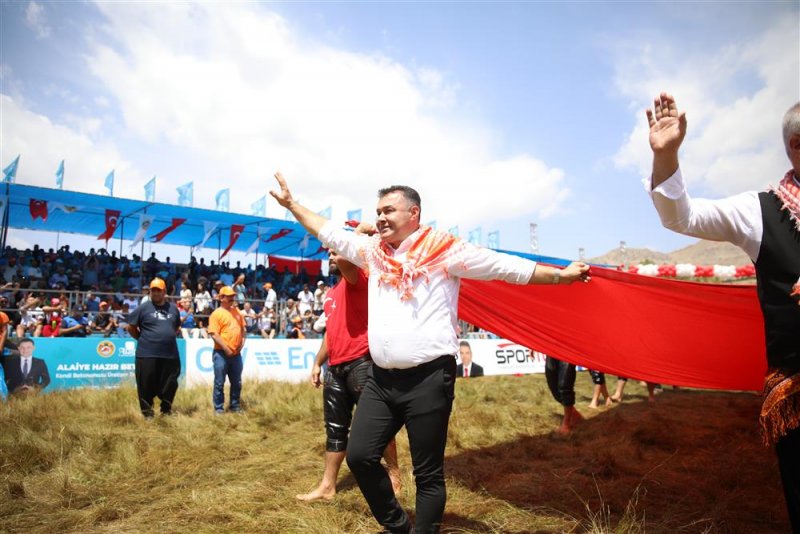 Gökbel’in başpehlivanı ali gürbüz oldu