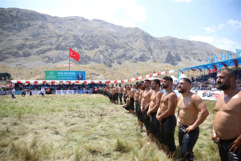 Gökbel’in başpehlivanı ali gürbüz oldu