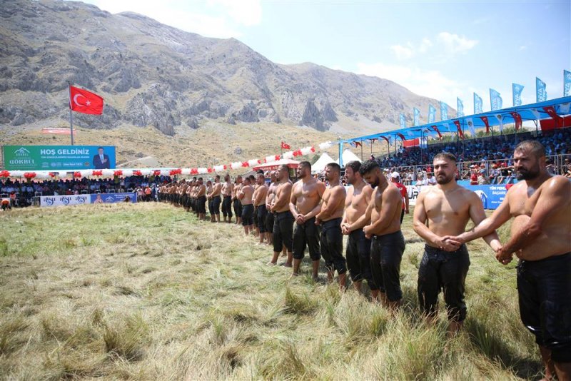Gökbel’in başpehlivanı ali gürbüz oldu