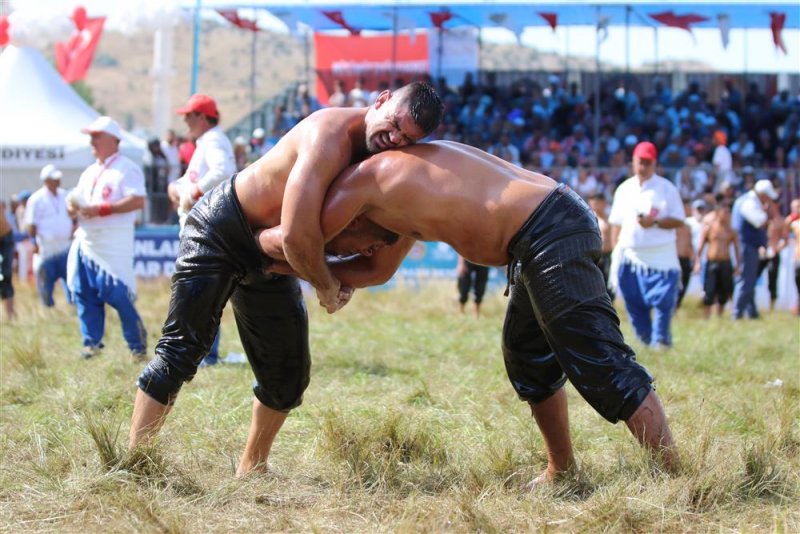 Gökbel’in başpehlivanı ali gürbüz oldu