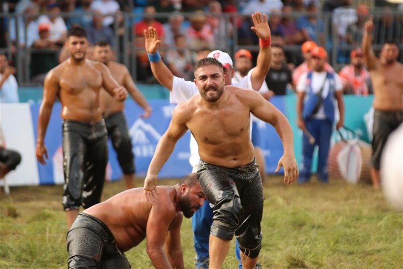 Gökbel’in başpehlivanı ali gürbüz oldu