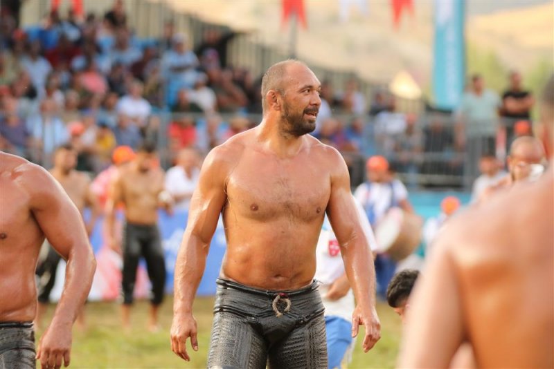 Gökbel’in başpehlivanı ali gürbüz oldu