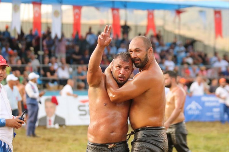 Gökbel’in başpehlivanı ali gürbüz oldu