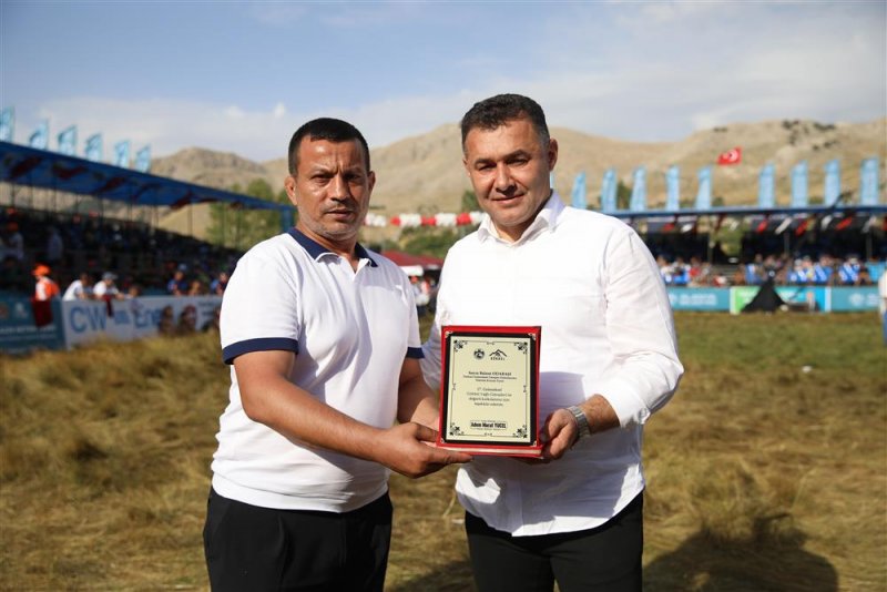 Gökbel’in başpehlivanı ali gürbüz oldu