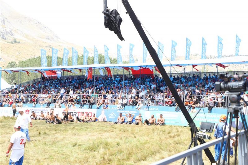 Gökbel’in başpehlivanı ali gürbüz oldu