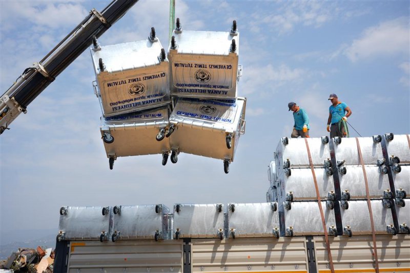 Hız kesmeyen yatırımlara bir yenisi daha 2 bin 150 adet yeni çöp konteyneri