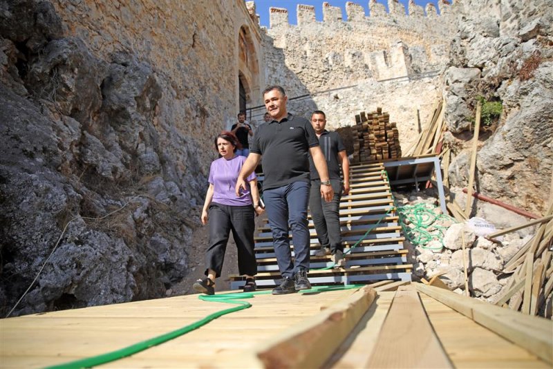 Alanya kalesi yayalaştırma projesi’nin son etabında çalışmalar sürüyor - başkan yücel: “teleferik ile kaleye çıkan ziyaretçiler kesintisiz muhteşem bir parkurla kızılkule’ye ulaşabilecek”