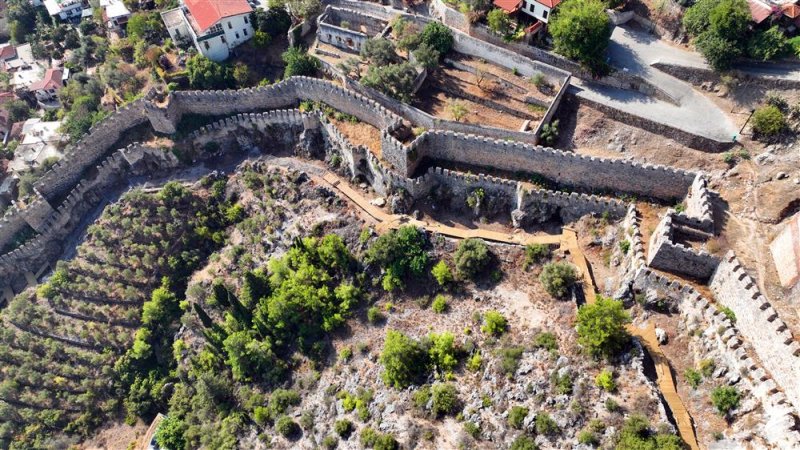 Alanya kalesi yayalaştırma projesi’nin son etabında çalışmalar sürüyor - başkan yücel: “teleferik ile kaleye çıkan ziyaretçiler kesintisiz muhteşem bir parkurla kızılkule’ye ulaşabilecek”