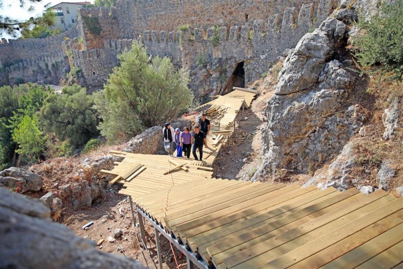 Alanya kalesi yayalaştırma projesi’nin son etabında çalışmalar sürüyor - başkan yücel: “teleferik ile kaleye çıkan ziyaretçiler kesintisiz muhteşem bir parkurla kızılkule’ye ulaşabilecek”