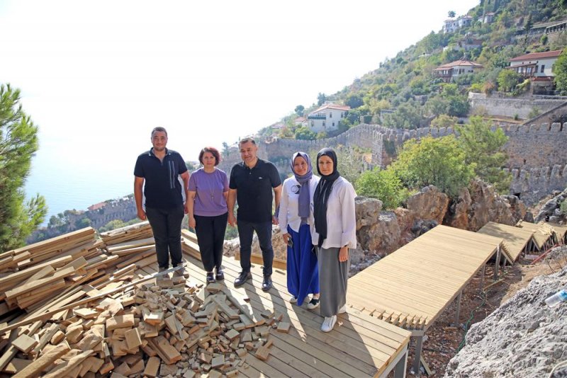 Alanya kalesi yayalaştırma projesi’nin son etabında çalışmalar sürüyor - başkan yücel: “teleferik ile kaleye çıkan ziyaretçiler kesintisiz muhteşem bir parkurla kızılkule’ye ulaşabilecek”