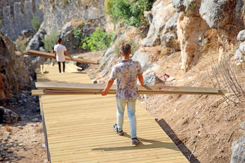 Alanya kalesi yayalaştırma projesi’nin son etabında çalışmalar sürüyor - başkan yücel: “teleferik ile kaleye çıkan ziyaretçiler kesintisiz muhteşem bir parkurla kızılkule’ye ulaşabilecek”