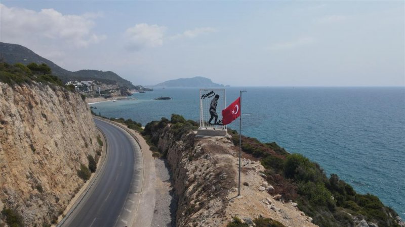 Başkan yücel’den alanya şehir girişine atatürk’ün kocatepe silüeti ve bayrak tutan bozkurt heykeli