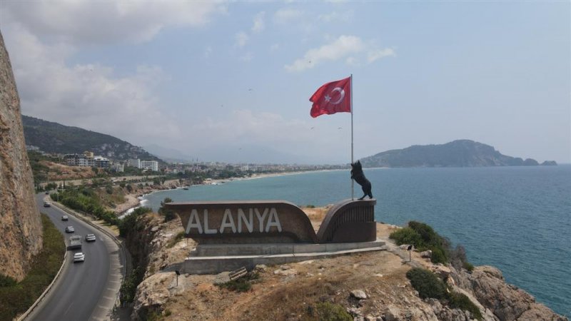 Başkan yücel’den alanya şehir girişine atatürk’ün kocatepe silüeti ve bayrak tutan bozkurt heykeli