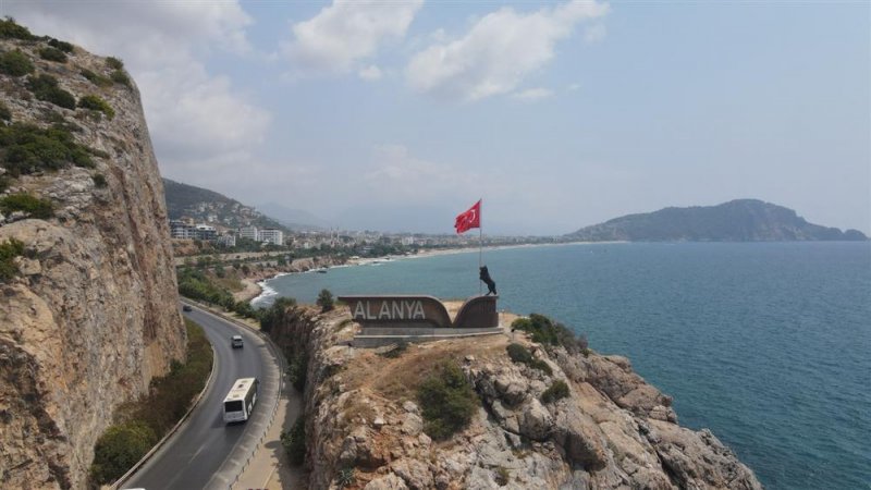 Başkan yücel’den alanya şehir girişine atatürk’ün kocatepe silüeti ve bayrak tutan bozkurt heykeli