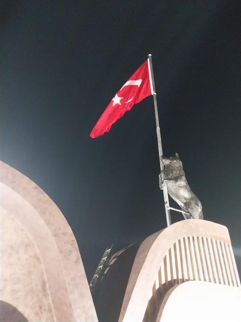 Başkan yücel’den alanya şehir girişine atatürk’ün kocatepe silüeti ve bayrak tutan bozkurt heykeli