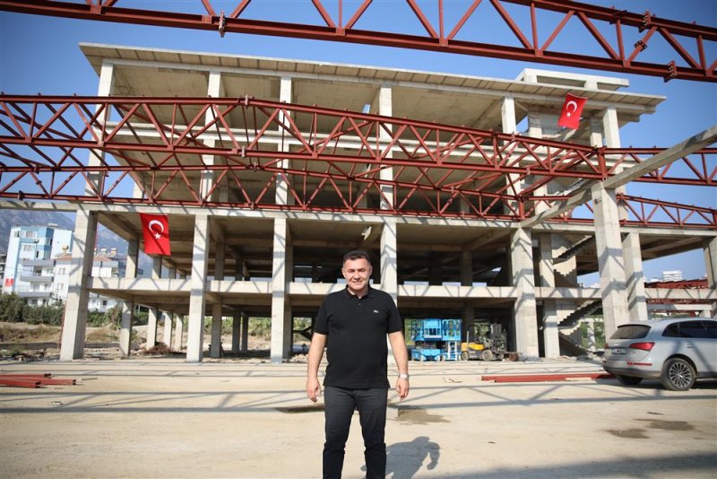 Başkan yücel mahmutlar kültür merkezi inşaatını inceledi - “mahmutlar bizimle altın çağını yaşıyor”