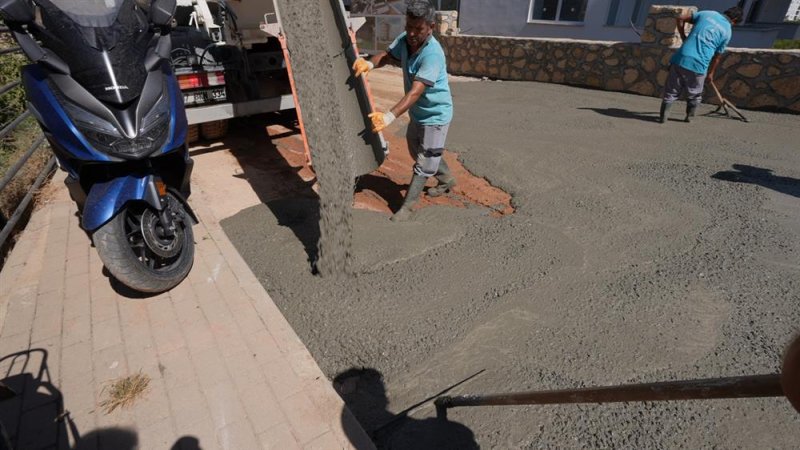 Beton yol çalışması avsallar mahallesi’nde devam ediyor