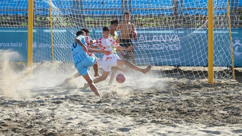 Kumda futbol heyecanı başladı