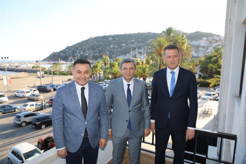 Vali hulusi şahin’den alanya belediyesi’ne ziyaret