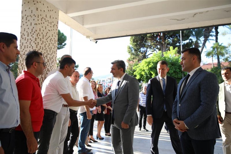 Vali hulusi şahin’den alanya belediyesi’ne ziyaret