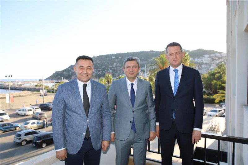 Vali hulusi şahin’den alanya belediyesi’ne ziyaret