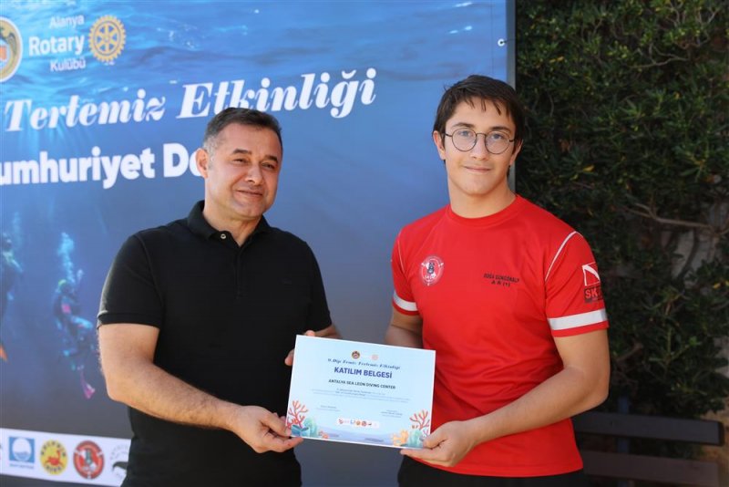 9. dip temiz tertemiz etkinliği gerçekleştirildi 100. yıl cumhuriyet dalışı yapılarak deniz dibinde türk bayrağı açıldı