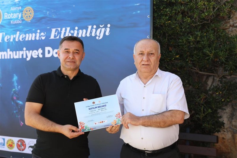 9. dip temiz tertemiz etkinliği gerçekleştirildi 100. yıl cumhuriyet dalışı yapılarak deniz dibinde türk bayrağı açıldı