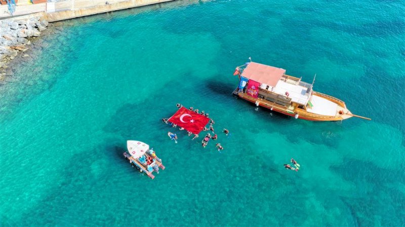9. dip temiz tertemiz etkinliği gerçekleştirildi 100. yıl cumhuriyet dalışı yapılarak deniz dibinde türk bayrağı açıldı