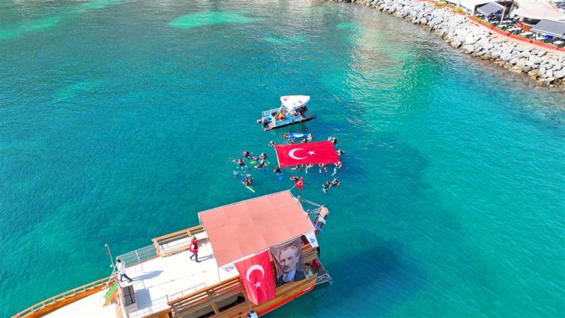 9. dip temiz tertemiz etkinliği gerçekleştirildi 100. yıl cumhuriyet dalışı yapılarak deniz dibinde türk bayrağı açıldı