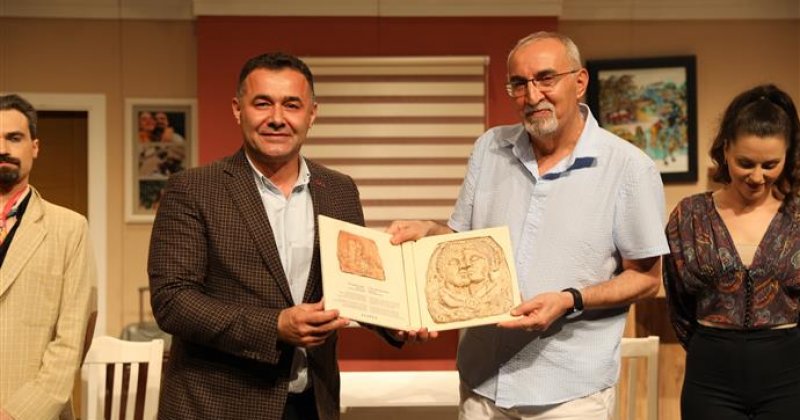 Alanya belediye tiyatrosu’nun yeni oyunu ‘aşk bir şey değildir’ ayakta alkışlandı - başkan yücel: muhteşem bir tiyatro ekibimiz var