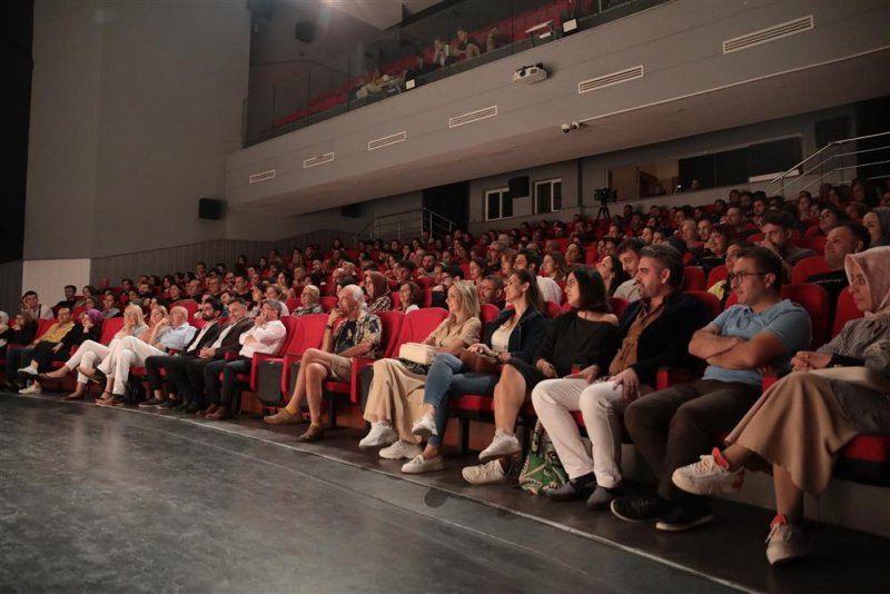 Alanya belediye tiyatrosu’nun yeni oyunu ‘aşk bir şey değildir’ ayakta alkışlandı - başkan yücel: muhteşem bir tiyatro ekibimiz var