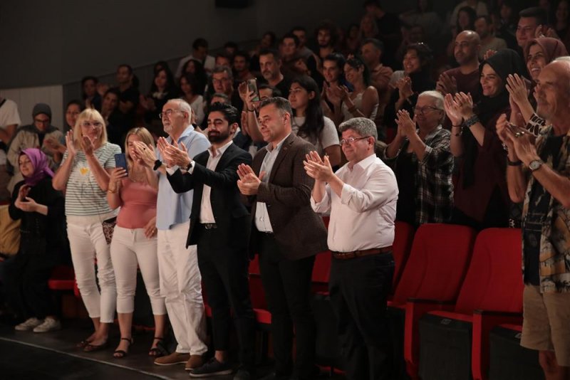 Alanya belediye tiyatrosu’nun yeni oyunu ‘aşk bir şey değildir’ ayakta alkışlandı - başkan yücel: muhteşem bir tiyatro ekibimiz var