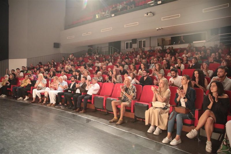 Alanya belediye tiyatrosu’nun yeni oyunu ‘aşk bir şey değildir’ ayakta alkışlandı - başkan yücel: muhteşem bir tiyatro ekibimiz var