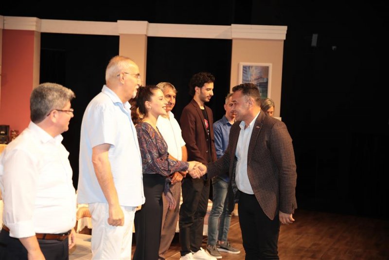 Alanya belediye tiyatrosu’nun yeni oyunu ‘aşk bir şey değildir’ ayakta alkışlandı - başkan yücel: muhteşem bir tiyatro ekibimiz var