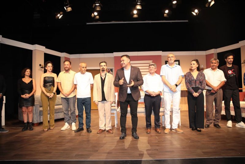 Alanya belediye tiyatrosu’nun yeni oyunu ‘aşk bir şey değildir’ ayakta alkışlandı - başkan yücel: muhteşem bir tiyatro ekibimiz var