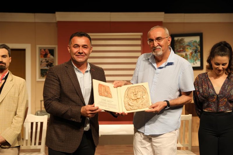 Alanya belediye tiyatrosu’nun yeni oyunu ‘aşk bir şey değildir’ ayakta alkışlandı - başkan yücel: muhteşem bir tiyatro ekibimiz var