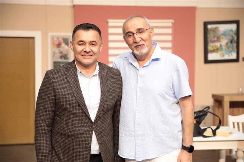Alanya belediye tiyatrosu’nun yeni oyunu ‘aşk bir şey değildir’ ayakta alkışlandı - başkan yücel: muhteşem bir tiyatro ekibimiz var