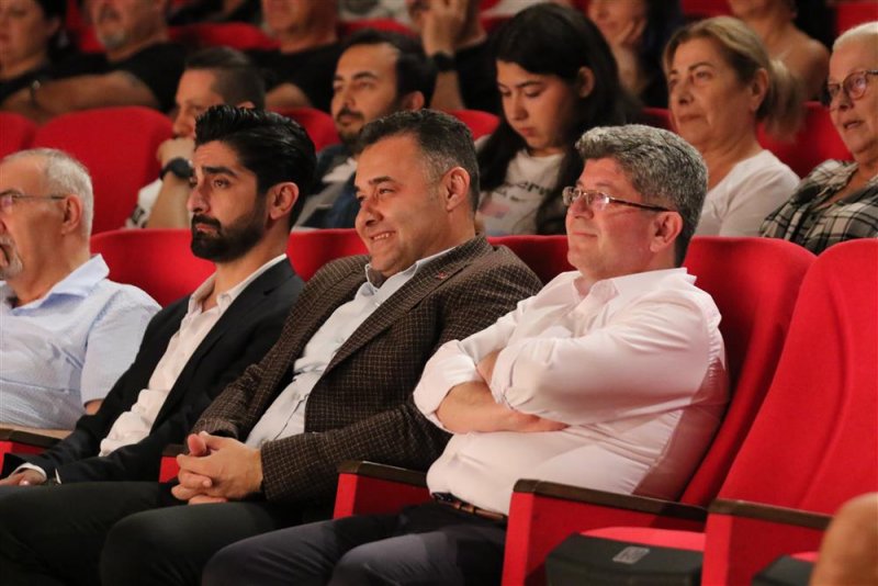 Alanya belediye tiyatrosu’nun yeni oyunu ‘aşk bir şey değildir’ ayakta alkışlandı - başkan yücel: muhteşem bir tiyatro ekibimiz var