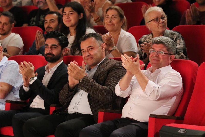 Alanya belediye tiyatrosu’nun yeni oyunu ‘aşk bir şey değildir’ ayakta alkışlandı - başkan yücel: muhteşem bir tiyatro ekibimiz var