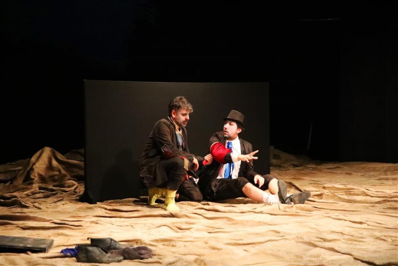Alanya belediye tiyatrosu perdeyi yeni oyunuyla açtı ‘ne kadar komik bir öykü bu’ ayakta alkışlandı