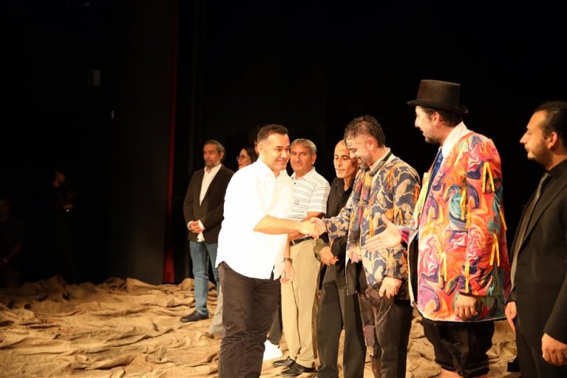 Alanya belediye tiyatrosu perdeyi yeni oyunuyla açtı ‘ne kadar komik bir öykü bu’ ayakta alkışlandı