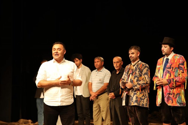 Alanya belediye tiyatrosu perdeyi yeni oyunuyla açtı ‘ne kadar komik bir öykü bu’ ayakta alkışlandı