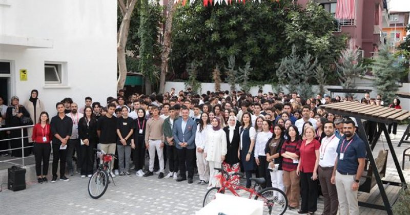 Alanya belediyesi’nden öğrencilere bisiklet en güzel 100. yıl şiir ve kompozisyonu yazan öğrenciler ödüllendirildi