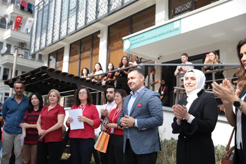 Alanya belediyesi’nden öğrencilere bisiklet en güzel 100. yıl şiir ve kompozisyonu yazan öğrenciler ödüllendirildi